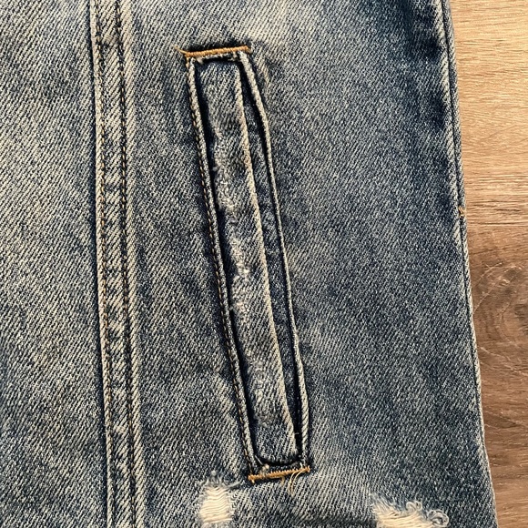 Size medium distressed boyfriend denim jacket - Picture 7 of 8